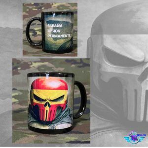 Taza con diseño patriótico y calavera en colores de la bandera de España. Un símbolo de unidad, fuerza y orgullo nacional. Ideal para los que defienden su tierra.