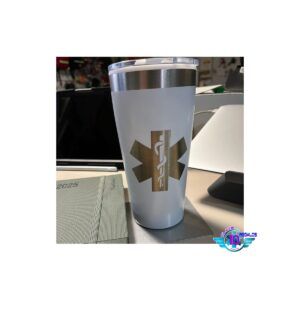 Vaso térmico fabricado en acero inox reciclado, con doble pared y 600 ml de capacidad. Incluye tapa con dosificador y abre fácil. Soporta 6 horas la bebida fría y 3 horas caliente